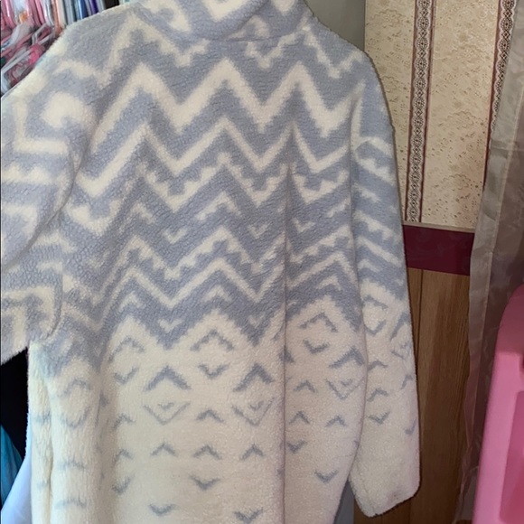 Pink Sherpa pull over - Picture 2 of 2